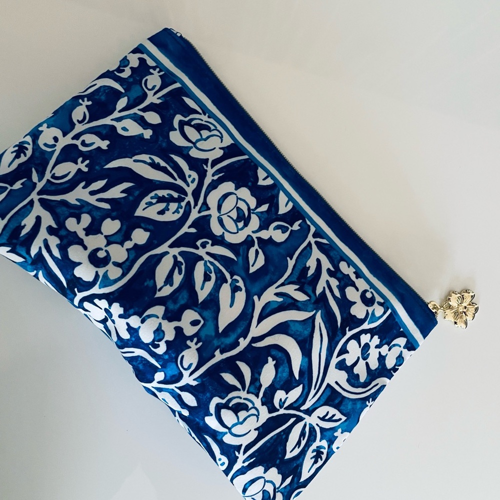 DOLCE GABBANA STYLE Estee Lauder Blue White Floral Bag makeup cosmetic flower